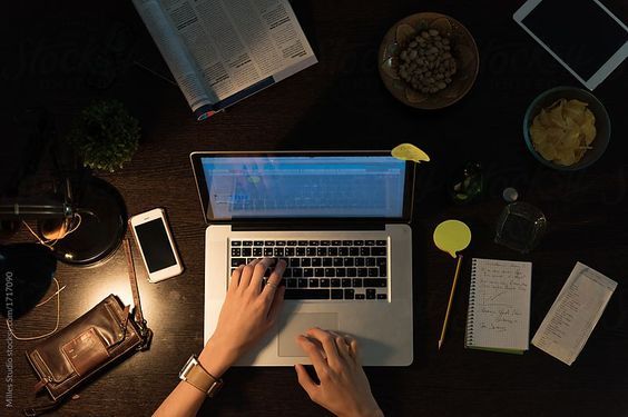 start a blog in 2025, Infographic showing the top blogging niches for 2025: Tech Reviews, Personal Finance, Health & Wellness, AI & Digital Trends, and Travel & Lifestyle.